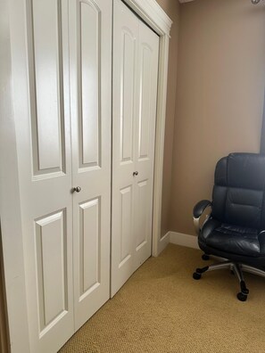 Unclassified image, 5 of 6, button - Comfortable Ensuite GuestRoom in Quiet Echo Valley (Victoria)