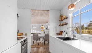 Fridge, oven, stovetop, dishwasher - Charming renovated holiday home in Marielyst (Væggerløse)