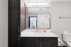 Dusche, Bidet, Handtücher, Seife