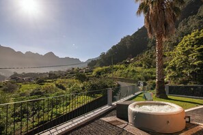 Outdoor spa tub - Casa da Fajã do Amo – Sea view and Jacuzzi (São Vicente)