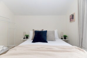 1 bedroom, iron/ironing board, free WiFi, bed sheets - Bright 1BR Near Notting Hill & Portobello - Pass the Keys (London)