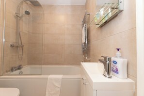 Shower, towels - Bright 1BR Near Notting Hill & Portobello - Pass the Keys (London)