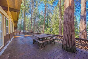 Outdoor dining - Manzanita House - Family Friendly Home (Twain Harte)