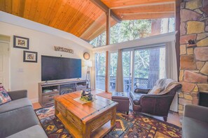 TV, fireplace - Manzanita House - Family Friendly Home (Twain Harte)
