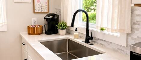 Cafetera y tetera, refrigerador, microondas y horno