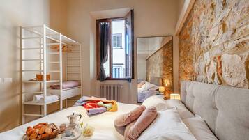 3 slaapkamers, een strijkplank/strijkijzer, gratis wifi, beddengoed