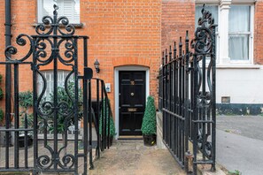 Exterior detail - Elegant Executive Private House St James Park (London)