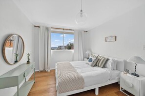 2 bedrooms, iron/ironing board, WiFi, bed sheets - Coogee Oasis Ocean Outlooks near the Beach (Coogee)