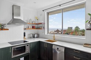 Fridge, microwave, oven, stovetop - Coogee Oasis Ocean Outlooks near the Beach (Coogee)