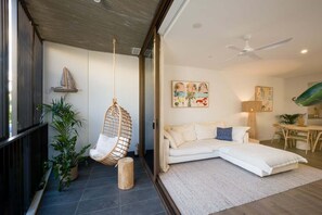 TV - Byron Vibes - Luxury Couples Apartment in Jonson Lane, Byron Bay + Rooftop Pool (Byron)