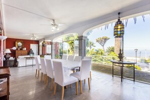 تناول الطعام بالخارج