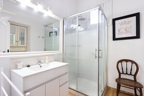 Secador de cabelo, toalhas de banho