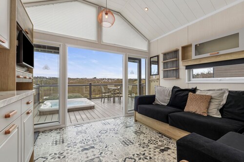 Petite Retreat - Lovely Pod with Hot Tub