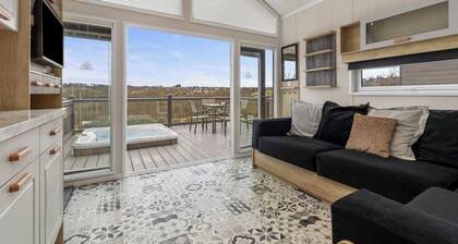 Petite Retreat - Lovely Pod with Hot Tub