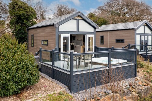 Petite Retreat - Lovely Pod with Hot Tub