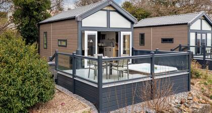 Petite Retreat - Lovely Pod with Hot Tub