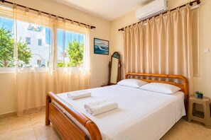 5 bedrooms, iron/ironing board, WiFi, bed sheets