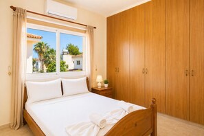 5 bedrooms, iron/ironing board, WiFi, bed sheets