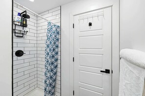 Shower, towels - Modern studio apartment with dedicated workspace! (Louisville)