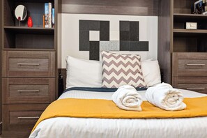 1 bedroom, desk, WiFi, bed sheets - Modern studio apartment with dedicated workspace! (Louisville)