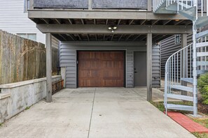 Exterior detail - Modern studio apartment with dedicated workspace (Louisville)