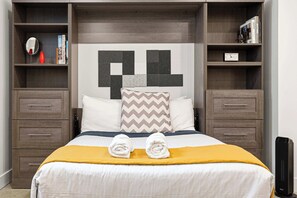 1 bedroom, desk, WiFi, bed sheets - Modern studio apartment with dedicated workspace! (Louisville)