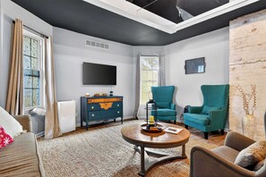 Living area - Spacious Louisville retreat near downtown and NuLu (Louisville)