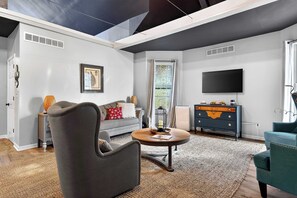Living area - Spacious Louisville retreat near downtown and NuLu (Louisville)