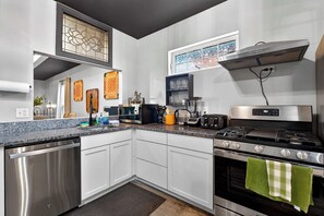 Coffee/tea maker, cookware/dishes/utensils - Spacious Louisville retreat near downtown and NuLu (Louisville)