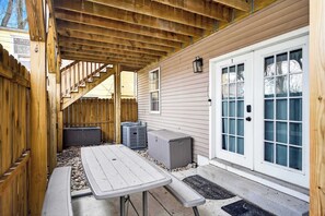 Outdoor dining - Spacious dual-unit Louisville retreat for groups! (Louisville)