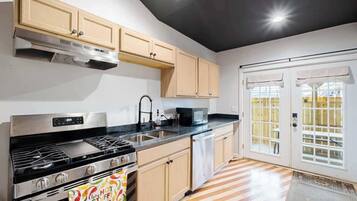 Coffee/tea maker, cookware/dishes/utensils