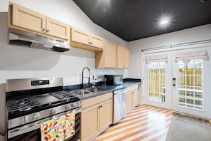 Coffee/tea maker, cookware/dishes/utensils - Stylish home close to Louisville NuLu & downtown (Louisville)