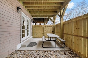 Outdoor dining - Stylish home close to Louisville NuLu & downtown (Louisville)
