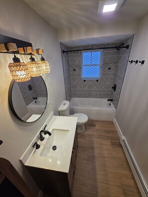 Haartrockner, Handtücher, Seife, Toilettenpapier