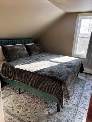 Bureau, fer et planche à repasser, lit parapluie, Wi-Fi