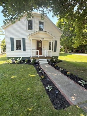 Exterior - Charming Stylish & Cozy Coastal Retreat (Rockport)