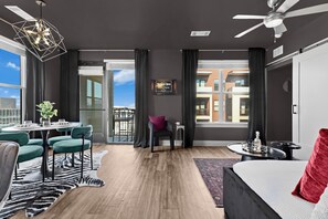 1 bedroom, free WiFi, bed sheets - NEW ~ The Green Room ~ Corner Unit•Views•Quiet•Walkable to Vandy•Near Broadway! (Nashville)