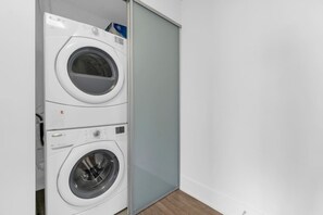 Interior - Tower View Suites - Free Parking - Rooftop Pool - Hot Tub - Gym (Toronto)