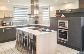 Fridge, microwave, oven, stovetop - 2 bedroom awesome home in Binic-Etables-sur-Mer (Binic-Etables-sur-Mer)
