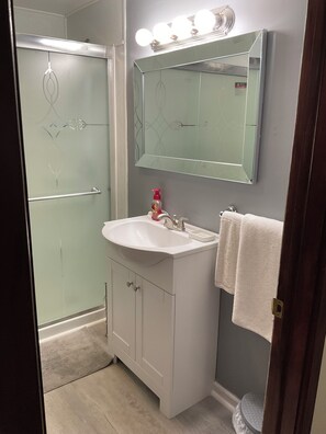 Shower, hair dryer, towels, soap - Peaceful 2-bedroom house located in charming Frederica (Frederica)