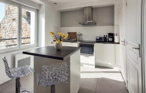 Fridge, microwave, dishwasher, cookware/dishes/utensils - Nice home in Plouhinec with house sea view (Plouhinec)