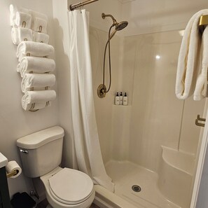 Dusche, Haartrockner, Handtücher