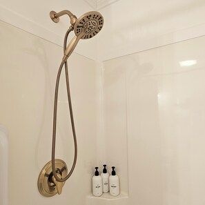 Dusche, Haartrockner, Handtücher