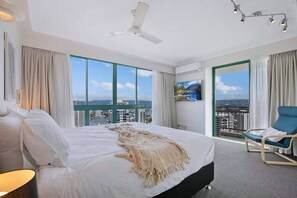 4 bedrooms, desk, iron/ironing board, WiFi - City Energy and Poolside Serenity at Surfers (Surfers Paradise)