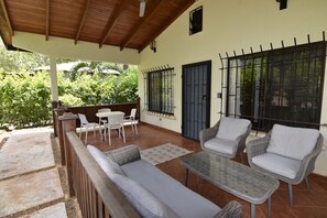 Outdoor dining - Cozy 1-bedroom house in beautiful Los Pargos with AC, WIFI and private parking (Los Pargos)