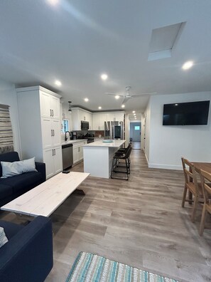 Unclassified image, 3 of 12, button - Private Getaway on Station Beach in Kincardine *New* (Kincardine)