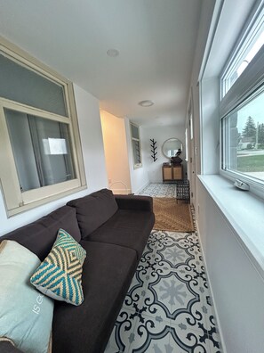 Unclassified image, 4 of 12, button - Private Getaway on Station Beach in Kincardine *New* (Kincardine)