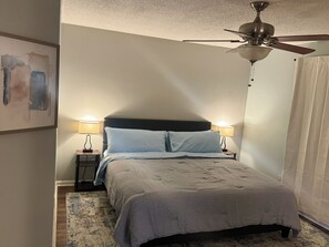 Tabla de planchar con plancha, wifi y ropa de cama 