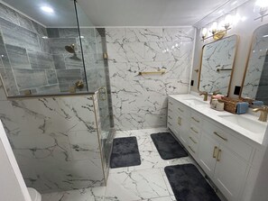 Shower, towels, soap, toilet paper - Newly renovated 4-bedroom house in beautiful Covington (Covington)