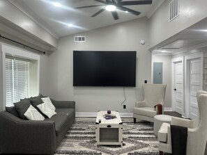 Living area - Newly renovated 4-bedroom house in beautiful Covington (Covington)